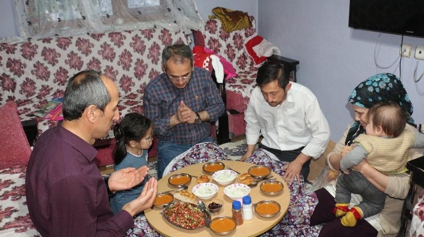 Kaymakam Pişkin, engelli ailenin iftar konuğu oldu