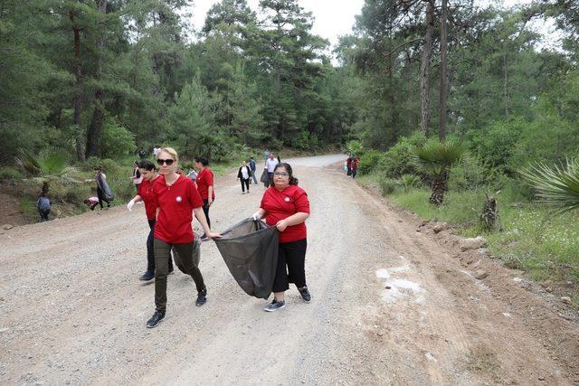 Özel öğrenciler orman ve sokakları temizlediler