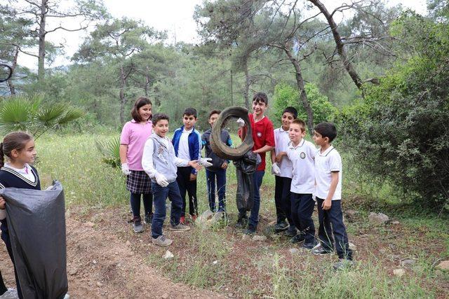 Özel öğrenciler orman ve sokakları temizlediler