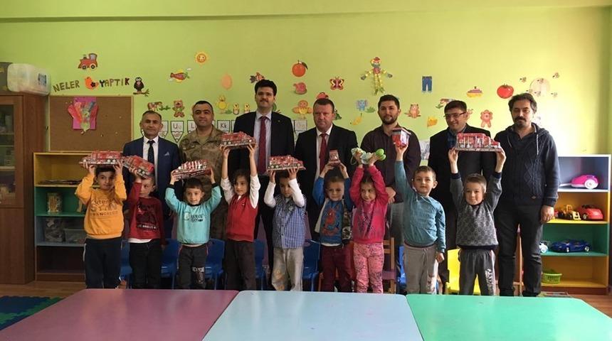 Kaymakam Kurt oyuncak dağıttı