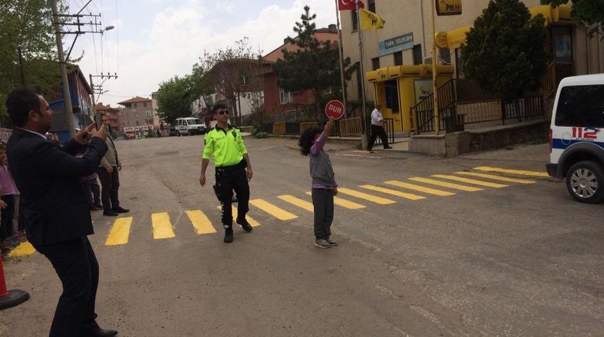 Minikler ara&ccedil;ları durdurup uygulama yaptı