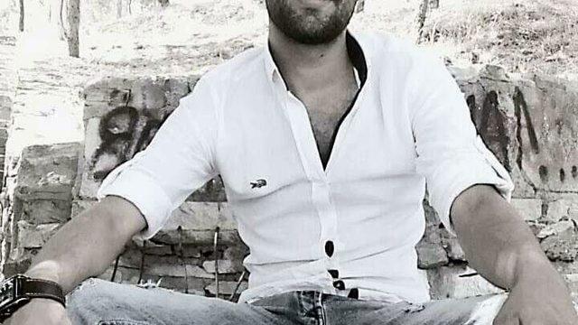 Evlerinde ölü bulunan iki arkadaş toprağa verildi