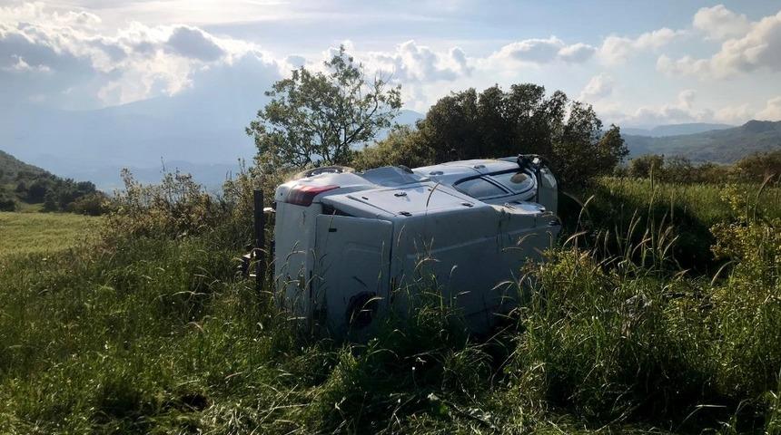 Kontrolden &ccedil;ıkan kamyonet takla atarak durdu