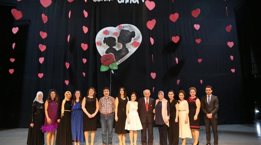 K&uuml;&ccedil;&uuml;klerin yıl sonu g&ouml;sterisi sahnelendi