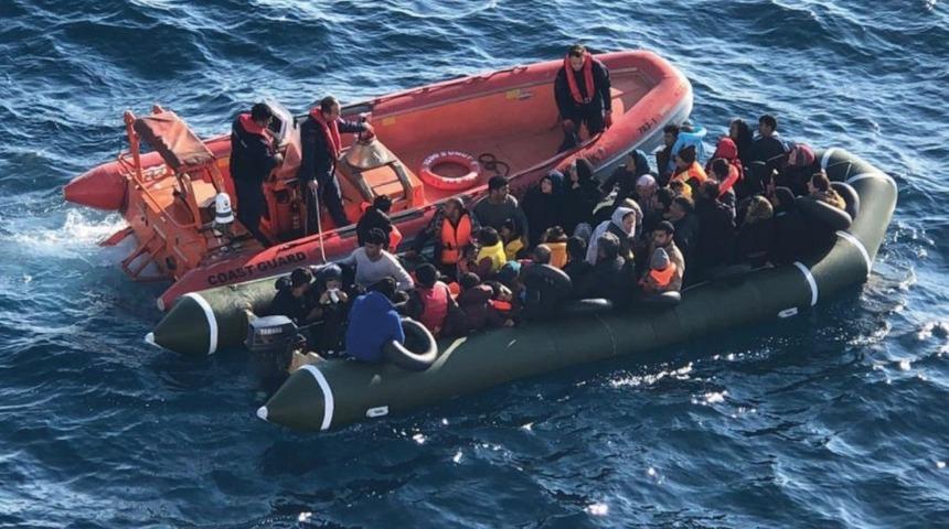 Kuşadası Körfezi’nde “drone” ile tespit edilen 41’i çocuk 107 kaçak göçmen yakalandı