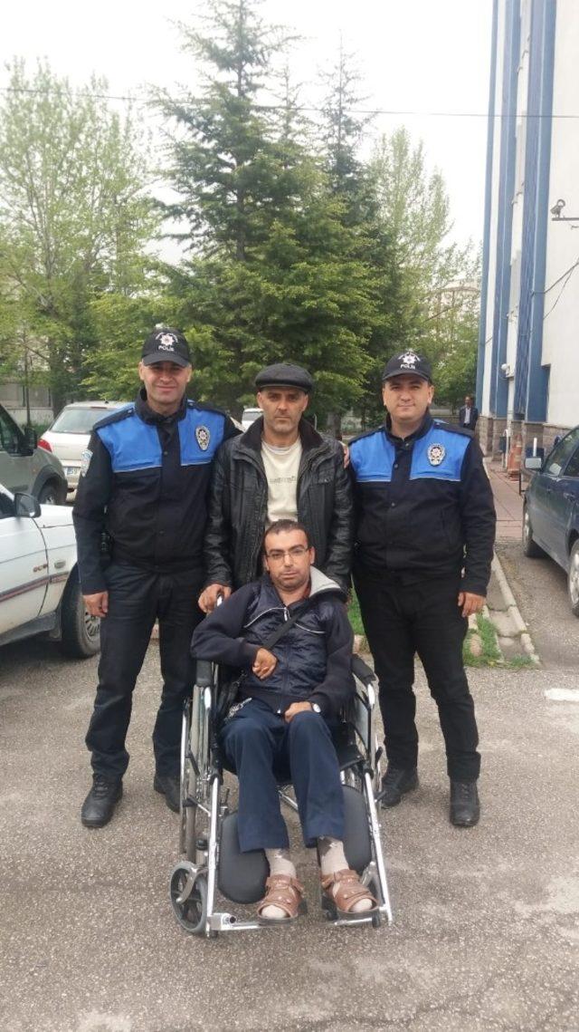 Polisten engelli vatandaşa tekerlekli sandalye hediyesi