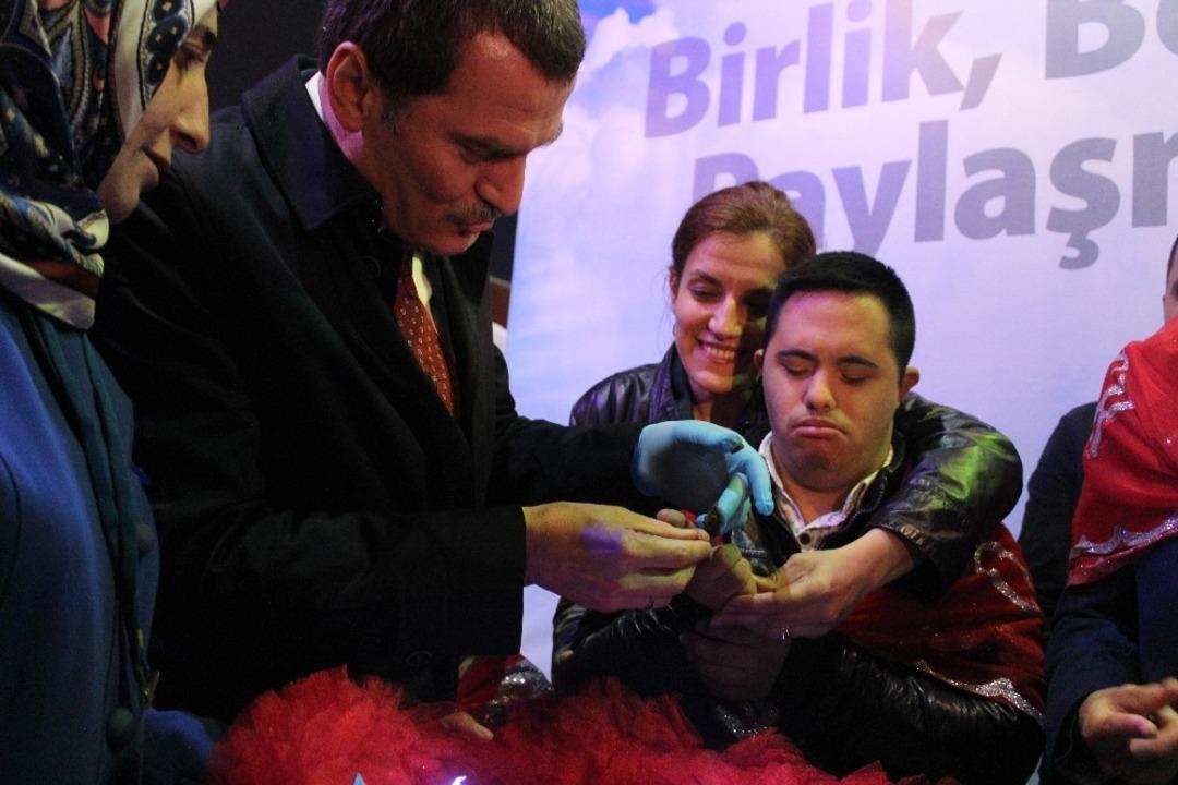 Zeytinburnu&rsquo;nda engelli aileleri iftarda buluştu