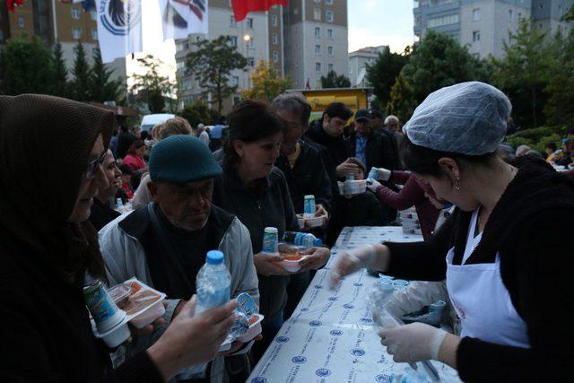 Uğur Mumcu’da  2 bin Kartallı birlikte iftar yaptı