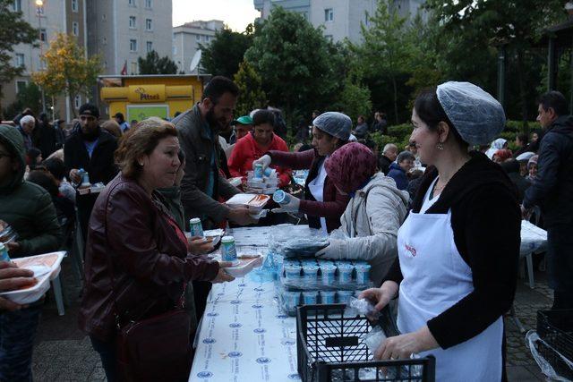 Uğur Mumcu’da  2 bin Kartallı birlikte iftar yaptı