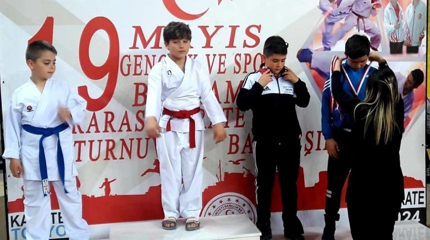Fo&ccedil;alı minik sporcu madalyaya doymuyor