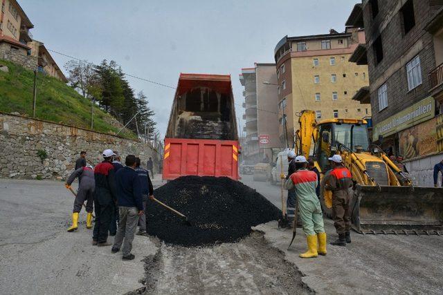 Belediye asfalt yama çalışmalarına başladı