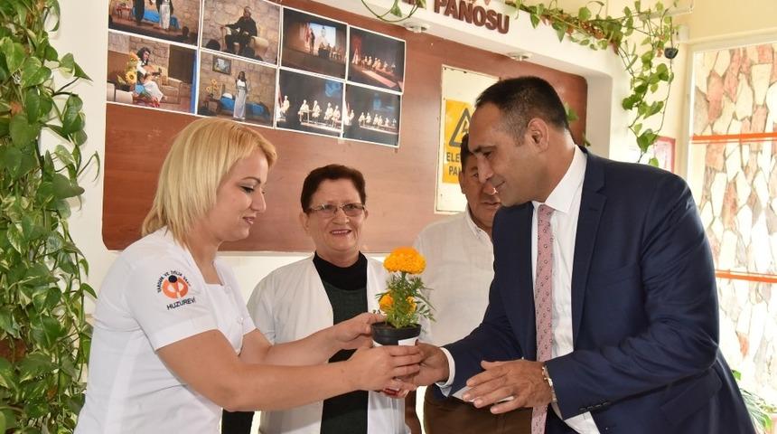 Başkan Yılmaz’dan annelere 100 bin çiçek