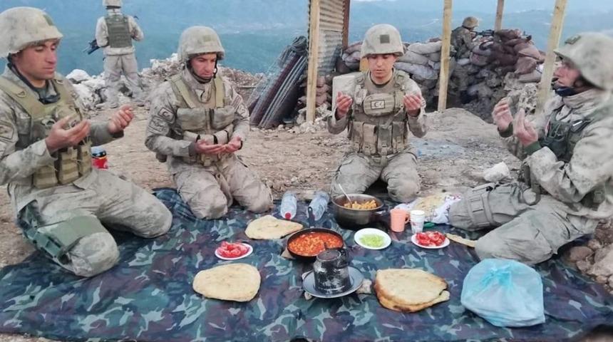 Siirt’te Mehmetçik görev başında iftarını açıyor