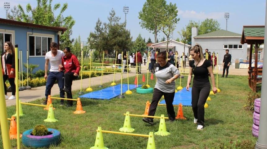 &Uuml;niversiteli abi ve ablalarıyla spor yapıp stres attılar