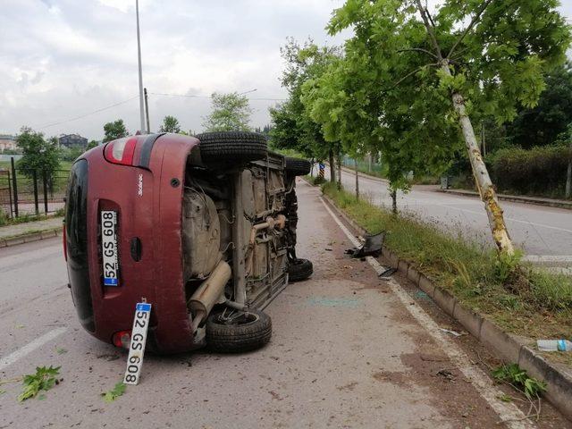 Ağaca çarpıp, yan yatan otomobilden burnu bile kanamadan çıktılar