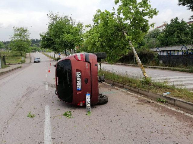 Ağaca çarpıp, yan yatan otomobilden burnu bile kanamadan çıktılar