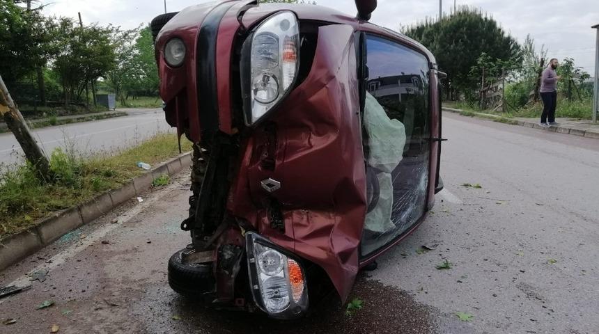 Ağaca &ccedil;arpıp, yan yatan otomobilden burnu bile kanamadan &ccedil;ıktılar