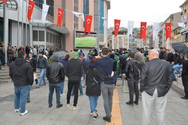 Kocaelispor maçının heyecanı İzmit’te yaşandı