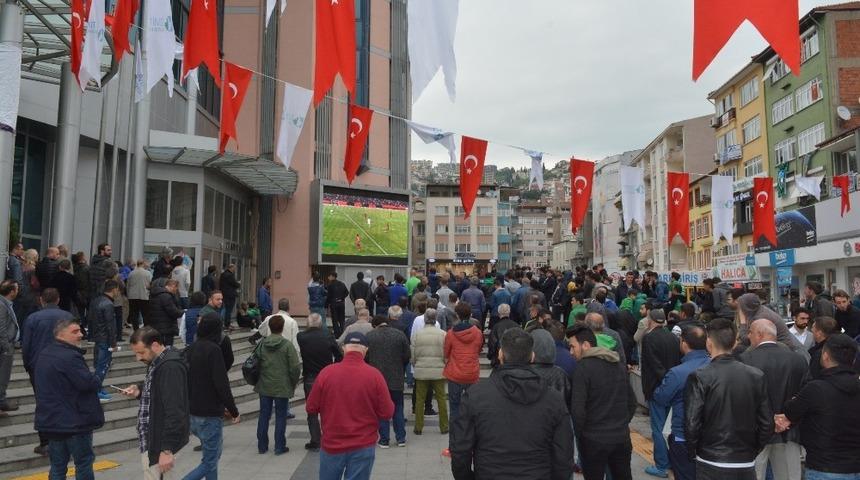 Kocaelispor ma&ccedil;ının heyecanı İzmit&rsquo;te yaşandı