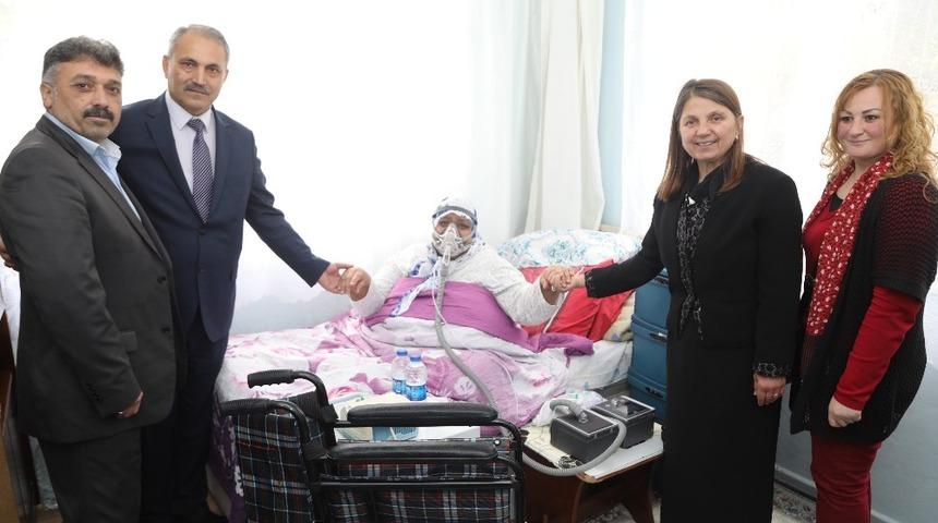 İhtiyaç sahibi hastaya tekerlekli sandalye yardımı