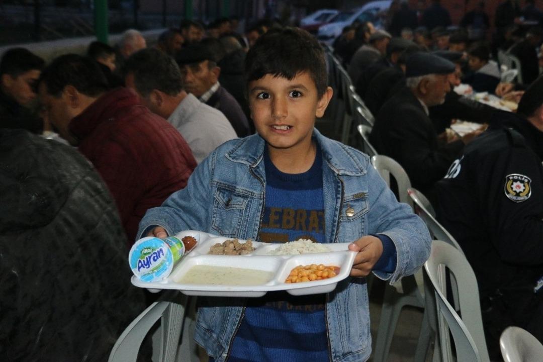 Ramazan ayı boyunca iftar yemeği veriyorlar