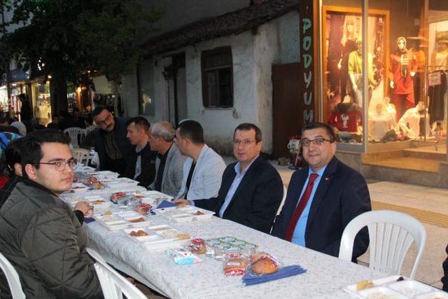 Çan’da vatandaşlar ve  esnaflar iftar  verdi