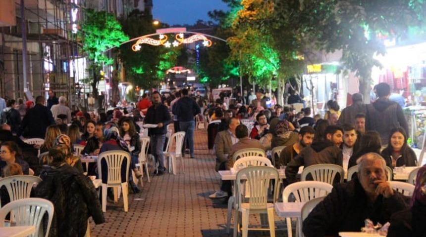 &Ccedil;an&rsquo;da vatandaşlar ve  esnaflar iftar  verdi