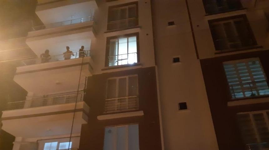 Yatak odasında &ccedil;ıkan yangında 2 kişi dumandan etkilendi