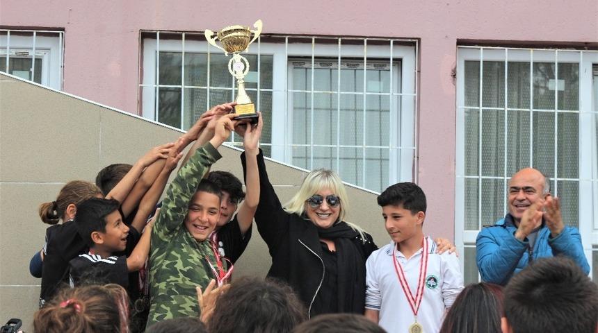 Bu okulun &ouml;ğrencileri madalyaya doymuyor