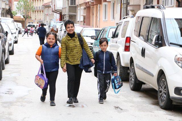 İkizleri Toprak ve Yağmur'un sevgisiyle kanseri yendi