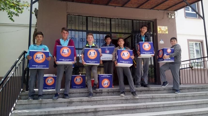 Ortaokul &ouml;ğrenciler 20 ailenin y&uuml;z&uuml;n&uuml; g&uuml;ld&uuml;rd&uuml;