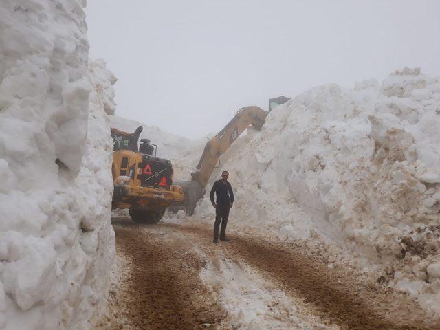 Üs bölgesinin yolunu açmak için metrelerce karla mücadele ediyorlar