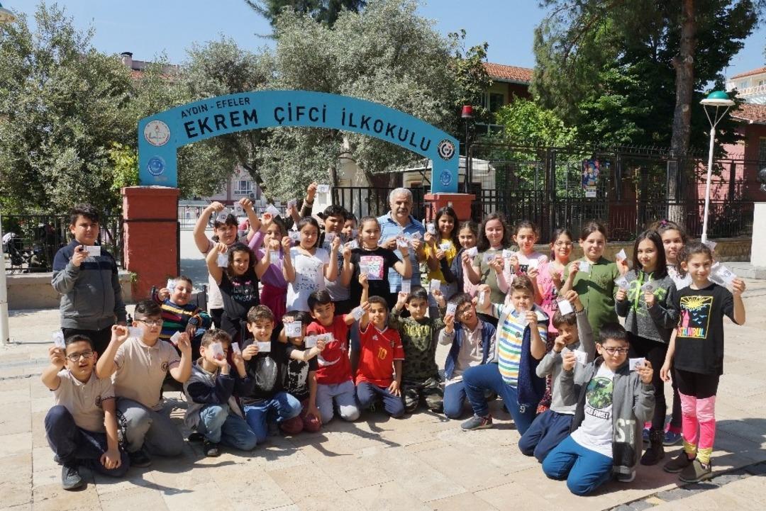 &Ouml;ğrenciler yerli tohumları vatandaşlara dağıttı