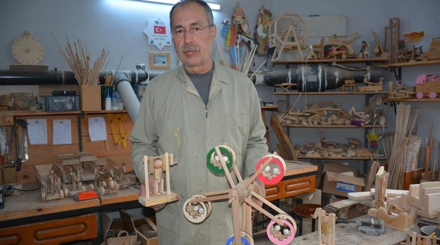 Ahşabı oyuncağa d&ouml;n&uuml;şt&uuml;r&uuml;yor