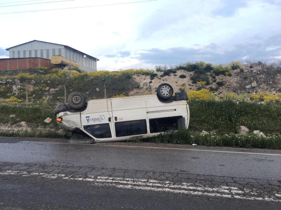 Minib&uuml;s yoldan &ccedil;ıktı: 2 yaralı