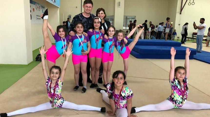 Minik cimnastikçilerden başarı