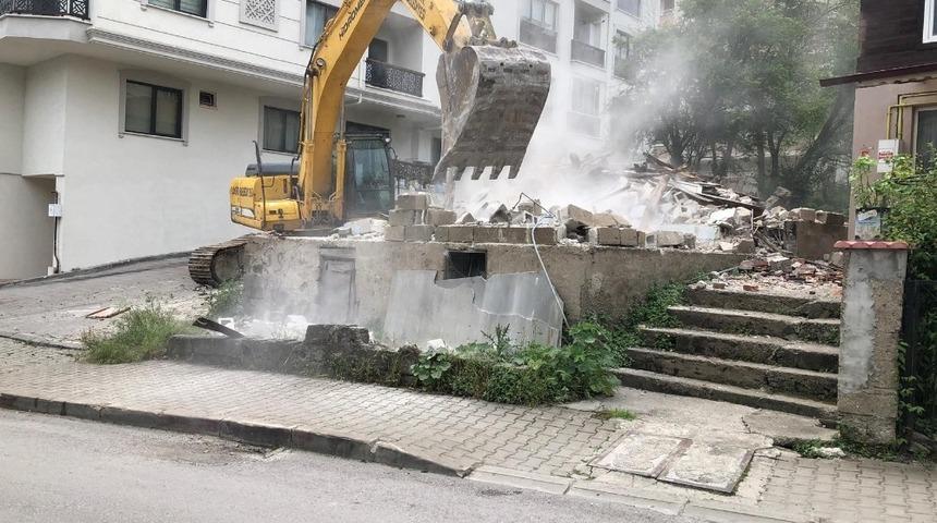 Tehlike sa&ccedil;an bina yıkıldı