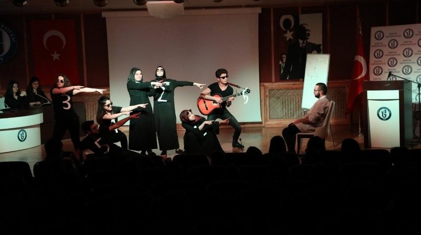 &lsquo;Matematik Perdesi&rsquo; isimli tiyatro sahnelendi