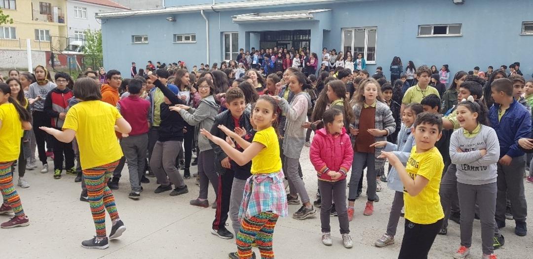 &lsquo;&rsquo;D&uuml;nya Sağlık İ&ccedil;in Hareket Et G&uuml;n&uuml;&rsquo;n&uuml; &lsquo;Zumba Dansı&rsquo;&rsquo; yaparak kutladılar