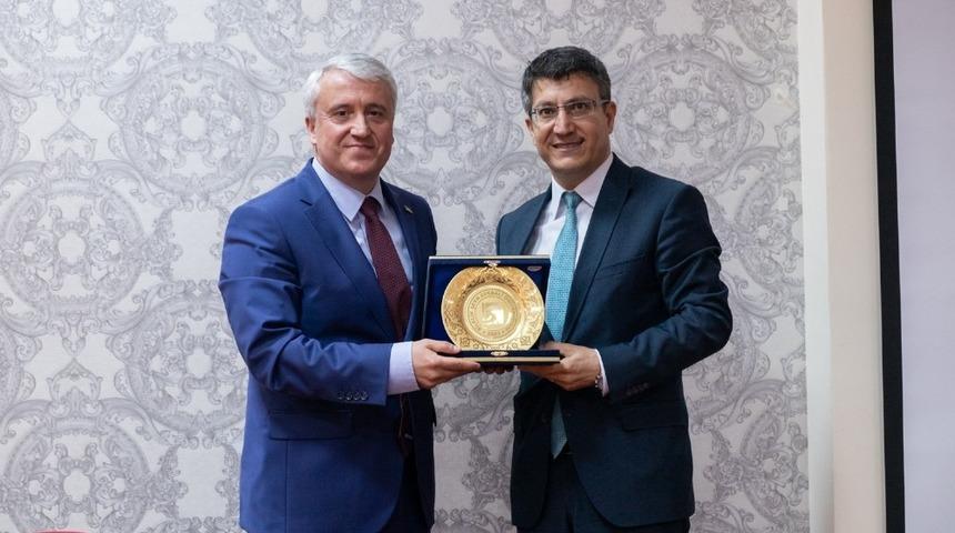 Y&Ouml;K &uuml;yesi G&uuml;ndoğan&rsquo;dan &uuml;niversite ziyareti