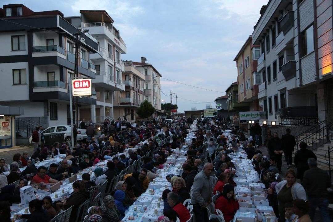 &rsquo;Sevgi Sofrası&rsquo;nda buluşan Maltepeliler dualarla iftarını a&ccedil;tı