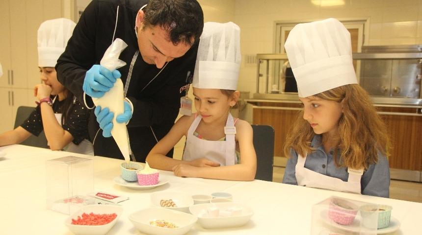 Minikler anneleri i&ccedil;in mutfağa girdi