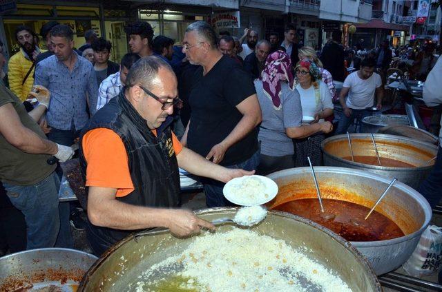 Sokak sakinlerinden geleneksel Ramazan iftarı