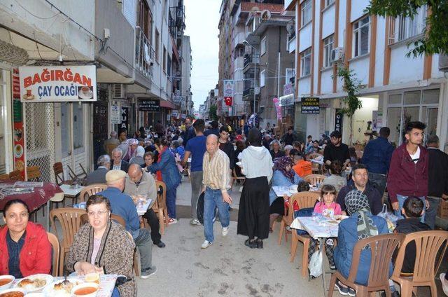 Sokak sakinlerinden geleneksel Ramazan iftarı