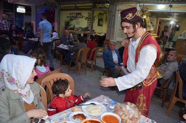 Sokak sakinlerinden geleneksel Ramazan iftarı