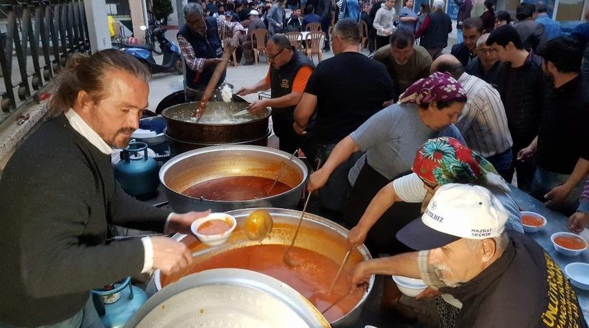 Sokak sakinlerinden geleneksel Ramazan iftarı