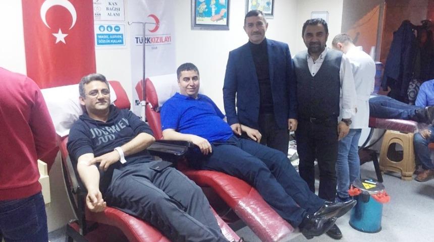 AK Parti teşkilatlarından Kızılay&rsquo;a kan bağışı