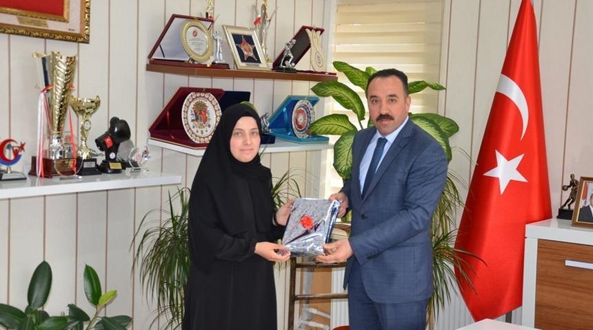 Osmanlıca eğitiminde birinci olan &ouml;ğrenciden ziyaret