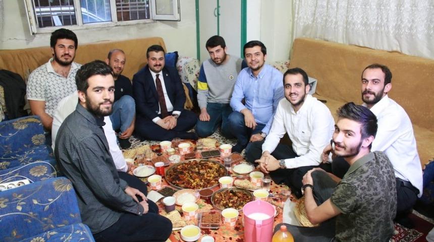 AK Parti İl Başkanı Yıldız &ouml;ğrencilerle iftar yaptı
