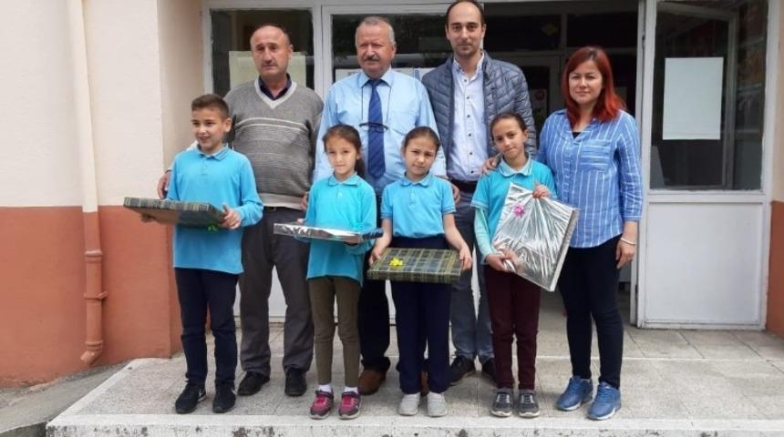 Kazanan &ouml;ğrenciler &ouml;d&uuml;llerini aldı